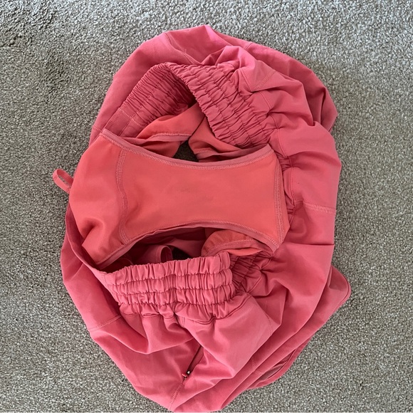 LULU LEMON HOTTY HOT SHORTS - Picture 7 of 7